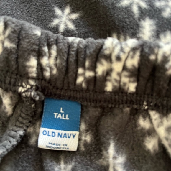 Old Navy Fleece Snowflake Pajama Set - Picture 5 of 11